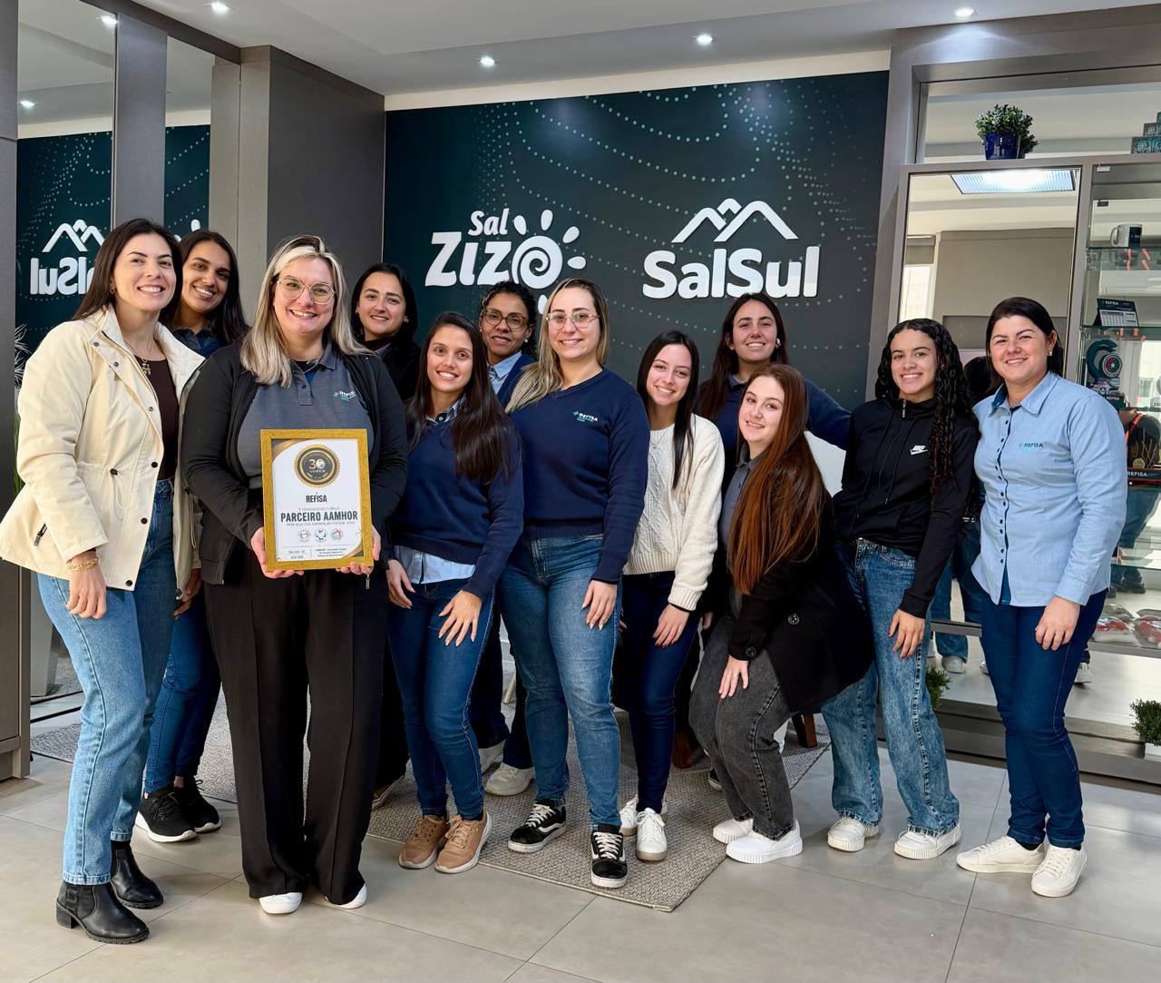 Fernanda, Isadora, Ana Lucia Francini, Elisandra, Fabiana, Sheron, Yasmim, Thalia, Mariana, Lavinia e Suzana registram o recebimento do Selo Parceiro AAMHOR